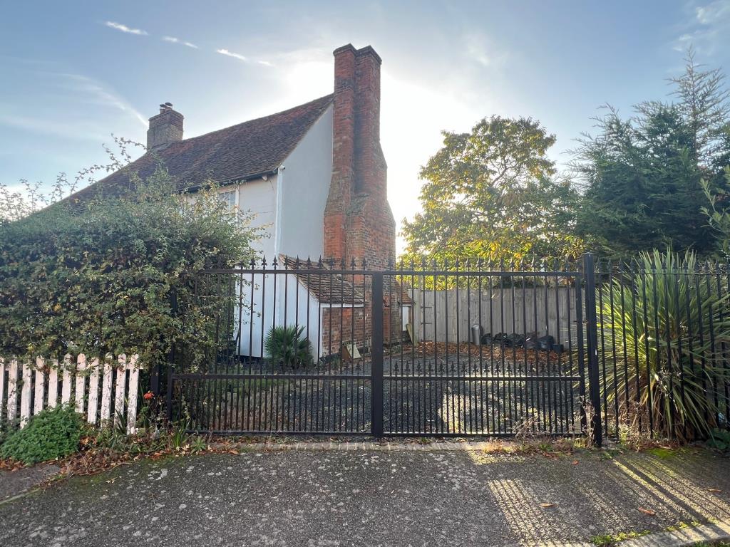 Lot: 15 - A CHARMING AND CHARACTERFUL COTTAGE LOCATED IN THE HISTORIC VILLAGE OF ST. OSYTH - Gated access to driveway